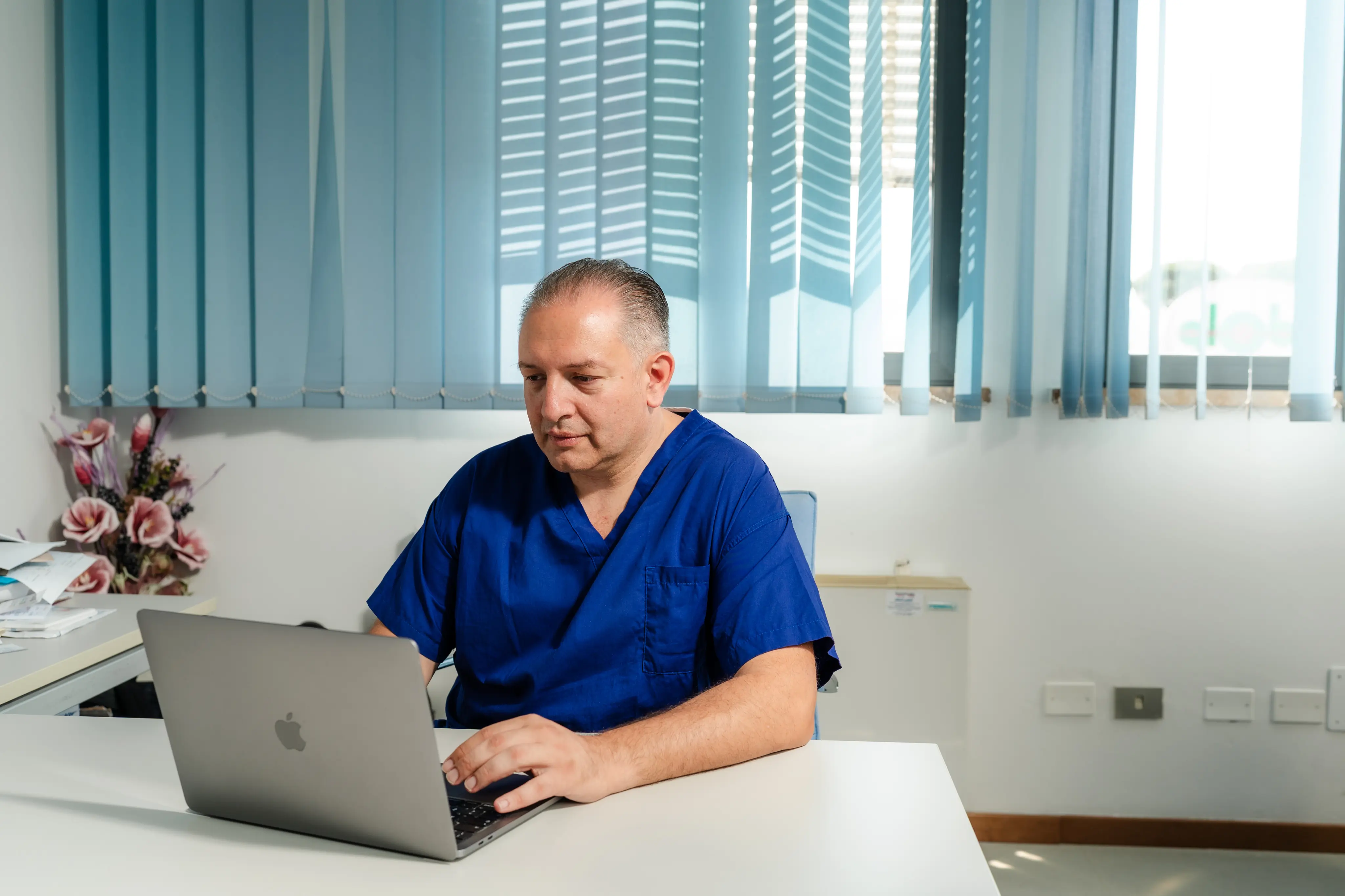 Ortopedico a Livorno Dr. Nicola Bigliazzi durante visita specialistica ortopedia